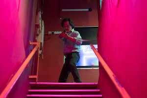 El polic�a Lok (Peter Yu) entra a investigar la historia de Wang