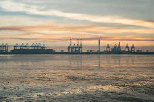 Paisaje industrial de las aguas que pasan por Singapur