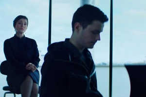 La Condesa (Kristin Scott Thomas) escuchando a Mathieu Malinski (Jules Benchetrit) tocar el piano en una de sus clases