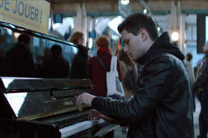 Mathieu tocando el piano en la Estaci�n de Par�s Norte