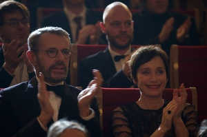 La Condesa (Kristin Scott Thomas) junto a Pierre Geithner (Lambert Wilson) en el concierto que Mathieu ofreci� durante la competici�n nacional de piano