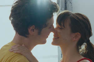 David Sorel (Vincent Lacoste) junto a L�na (Stacy Martin: 'El cuento de los cuentos', 'Nymphomaniac. Volumen 1 y 2', 'Todo el dinero del mundo'), su amor reciente