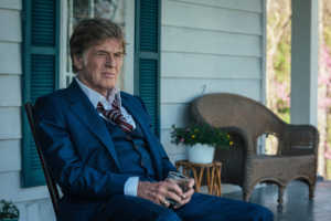Forrest Tucker (Robert Redford) esperando el pr�ximo golpe en el porche de la casa de Jewel