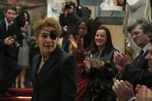 Marie Colvin (Rosamund Pike) recibiendo el premio a su labor period�stica tras el impacto de una granada en Sri Lanka