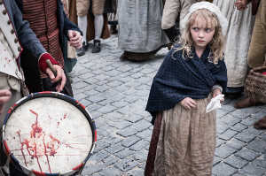 Algunas escenas de 'Un pueblo y su rey' recuerdan a la pelcula 'Los Miserables', de Tom Hooper