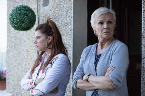 Rose-Lynn (Jessie Buckley) junto a Marion (Julie Walters)