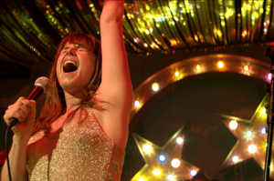Rose Lynn en el club Grand Ole Opry de Glasgow