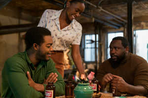 Fonny (Stephan James), Tish (KiKi Layne) y Daniel Carty (Brian Tyree Henry)