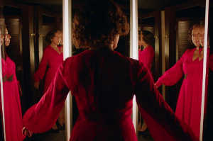 Sheila (Marianne Jean-Baptiste) prob�ndose el v estido rojo del infortunio
