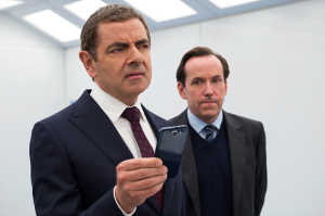 Johnny English (Rowan Atkinson) junto a su compa�ero de investigaciones, Bough (Ben Miller)