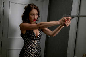 Ophelia (Olga Kurylenko) tiene una identidad doble