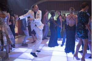 Johnny English en la discoteca recuerda a Austin Power, otro agente secreto bailar�n
