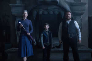 La se�ora Zimmerman (Cate Blanchett) junto a Lewis Barnavelt y Jonathan Barnavelt. Foto Quantrell D. Colbert