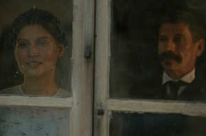 Joseph Cheval junto a su nueva esposa, Philom�ne Cheval, interpretada por Laetitia Casta