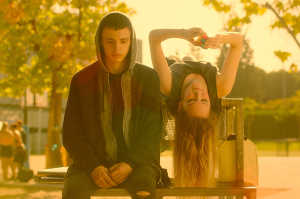 Abraham (IV�n Pellicer) junto a su amiga �lex (Clare Durant)