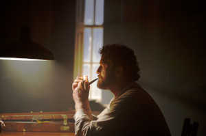 James Ducat (Gerard Butler) en el interior del faro que custoria las islas Flannan, costa oeste de Escocia
