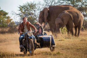 Mia junto a su padre, John Owen (Langley Kirkwood , en su oasis sudafricano
