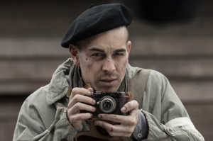 Frances Boix en un imitaci�n de Robert Capa