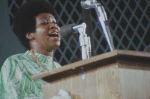 Aretha Franklin cantando en la iglesia Bautista Misionera New Temple, Watts, Los �ngeles