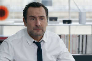 El empresario Fred Bartel (Gilles Lellouche) a quien el fisco persigue
