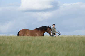 Lou (Leia Holtwick) paseando a su yegua Lady Holly