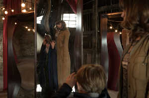 Sarah O'Neill (Se�na Kerslake) junto a su hijo, Chris O'Neill (James Quinn Markey), ante espejos que deforman su figura