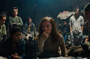 La Doctora Sara Watson (Julianne Nicholson) es el reh�n custodiado por este grupo de ni�os guerrilleros