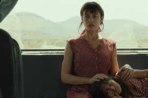 Olga Kurylenko es	Jane Andersen, una profesora norteamericana tomada como reh�n