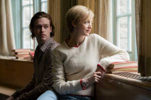 Alice (Andrea Riseborough), enfermera de urgencias y terapeuta aficionada junto a Jeff (Caleb Landry Jones), un joven que lucha por encontrar el lugar al que pertenecer