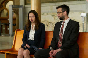  Clara y el abogado John Peter (Jay Baruchel), amigo de Marc
