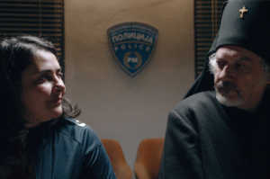 Petrunya (Zorica Nusheva) junto al sacerdote (Suad Begovski), representante de la religi�n en �tip