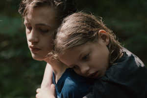 Los hermanos Flo (Clara M�ller) y Phillip (Jakob Lassalle)