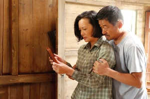 Yaojun junto a su mujer, Liyun Wan (Mei Yong)