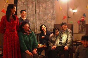 Yaojun y Liyun en compa��a de sus amigos