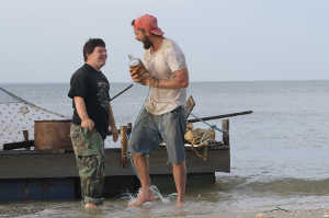 Zack Gottsagen (Zachary Gottsagen) junto a Tyler (Shia LaBeouf)