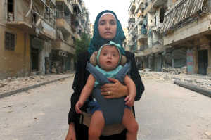 Waad Al-Kateab junto a su hija Sama