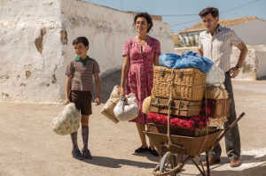 De izd a dch: Salvador de ni�o (Asiaer Flores), Jacinta (Pen�lope Cruz) y su marido, interpretado por Ra�l Ar�valo