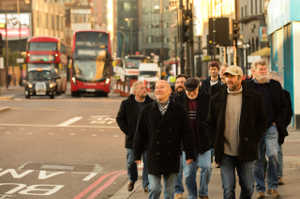 Jim (James Purefoy) con sus amigos y compa�eros de banda paseando por Londres