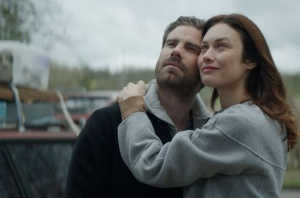 Kate (Olga Kurylenko) junto a Matt (Kevin Janssens) frente a su casa nueva