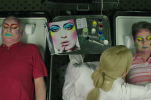 Zelda Winston (Tilda Swinton) trabajando en la funeraria local