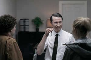 Tom y Gemma han entrado en la inmobiliaria done les espera un vendedor muy particular, Martin Maguire (Jonathan Aris)