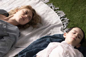 Gemma (Imogen Poots) junto a Alex (Senan Jennings): el nio de la casa nmero nueve