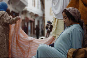 Samia (Nisrin Erradi) por la medina de Casablanca