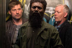 Ezra Tarzi (Eriq Ebouaney) flanqueado por Christian (derecha) y Lars Hansen (izquierda)