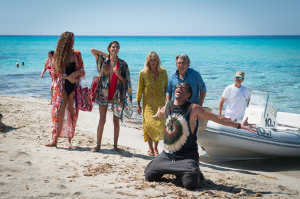 Frankie (Joey Starr) en la playa junto a la familia de Philippe