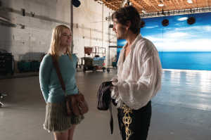 Ashleigh Enright (Elle Fanning) y el actor donjuanesco Francisco Vega (Diego Luna)