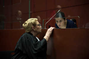 Lise Bataille (Melissa Guers) y su abogada defensora (Annie Mercier)