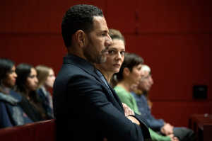 Bruno Bataille (Roschdy Zem) junto a su esposa, C�line Bataille (Chiara Mastroianni), en el juicio contra su hija