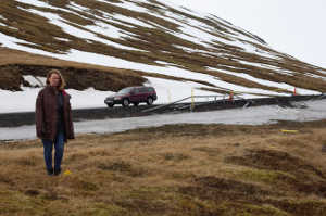 Inga (Arnd�s Hr�nn Egilsd�ttir) y el paisaje tranquilo de Islandia