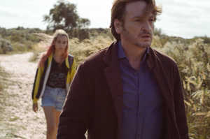 Lola junto a su padre, Philippe (Beno�t Magimel)